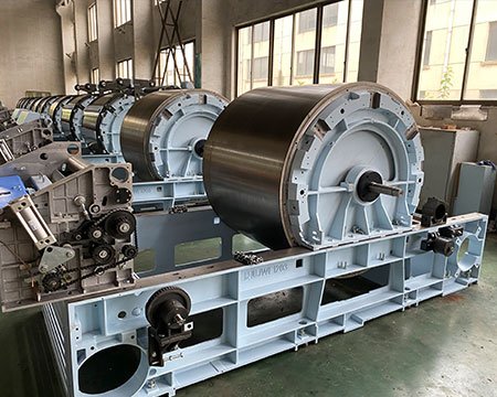 2010年，我们为新疆客户提供了全套纺纱机械 ，我们的团队，远赴乌鲁木奇给客户指导安装，调试和设备运行培训。