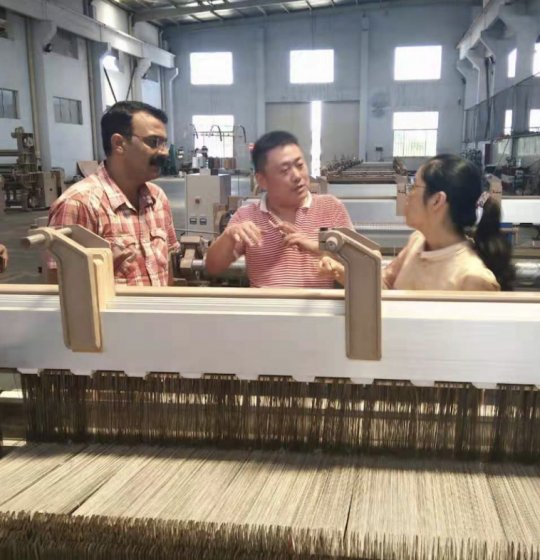 2016年印度重要客户来访我厂，厂长陈总带领展示机器并参观厂房