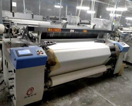 凭借专业的支持和优质的机器，2011年江苏省的一位客户选择了我们的200多台喷气织机，